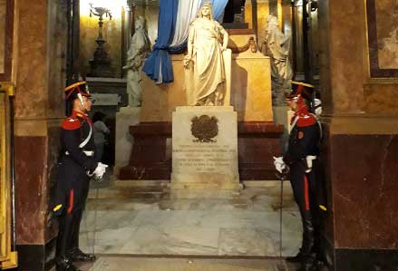 deux soldats grenadiers des deux côtés de la porte devant le mausolée de San Martin