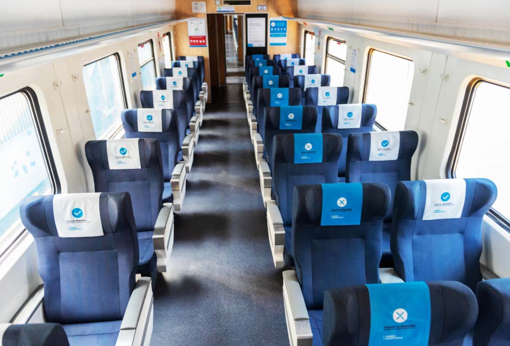 image intérieure d’un train avec des fauteuils