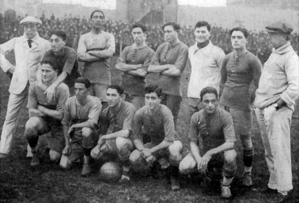 Photo en noir et blanc de l'équipe de football de Boca Juniors en 1919.