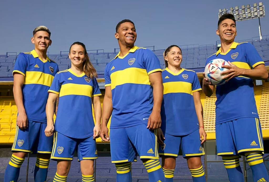 3 hommes et 2 femmes portant le kit du club Boca Juniors.
