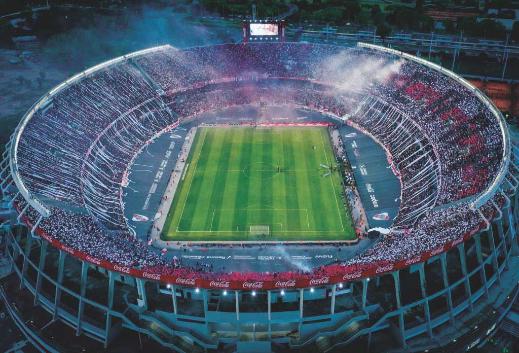 photo aérienne du stade River Plate avec beaucoup de monde