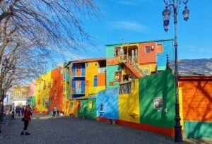 Photo de Caminito à la Boca avec des maisons colorées et rue piétonne avec pavés