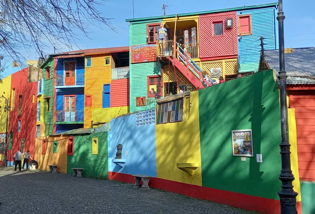 Photo de Caminito à la Boca avec des maisons colorées et rue piétonne avec pavés
