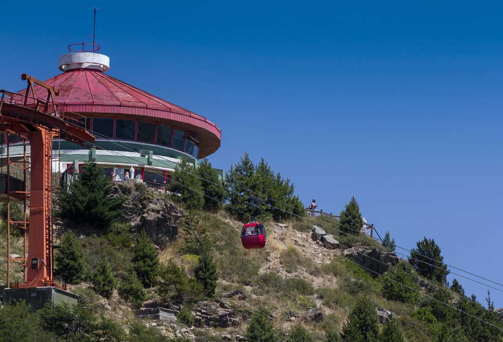 Photo du téléphérique qui monte vers le café au sommet de la montagne Cerro Otto