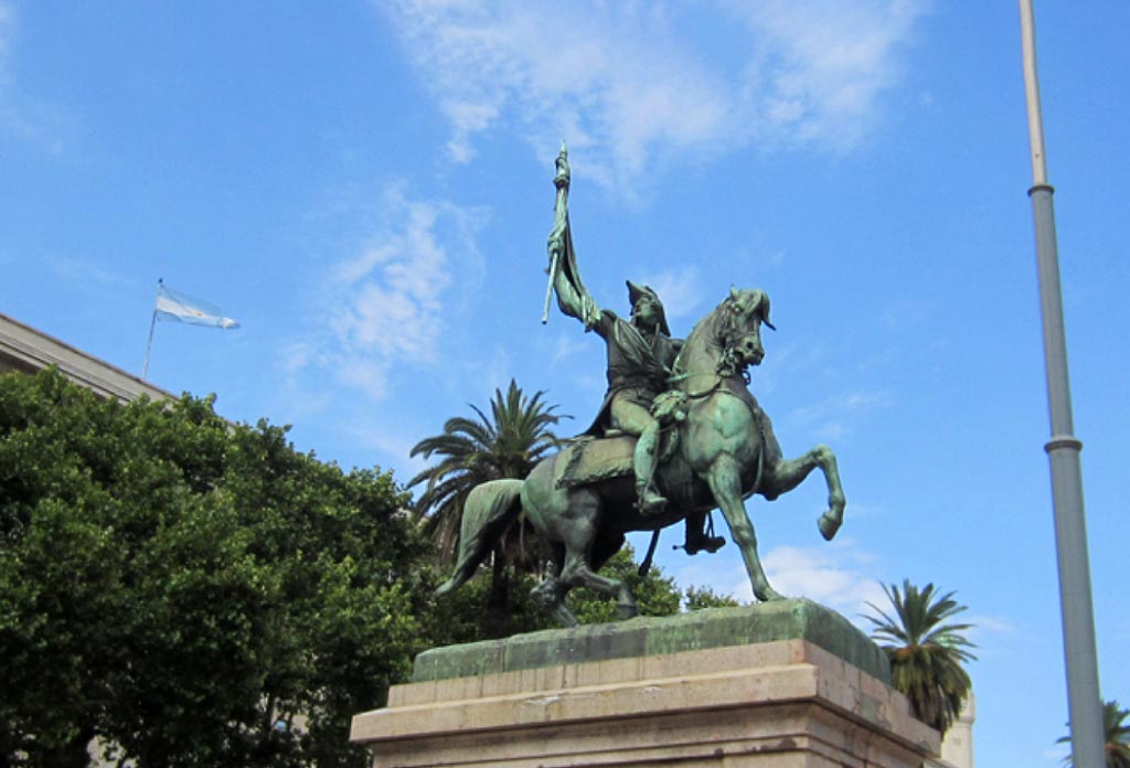 Monument du général Belgrano à cheval avec un drapeau au sommet.