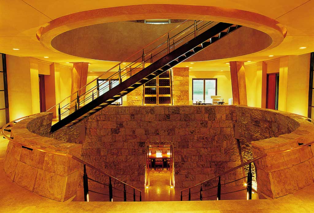structure interne de la cave Catena Zapata, choisie comme la meilleure cave du monde en 2023, à deux étages avec un escalier et un sous-sol