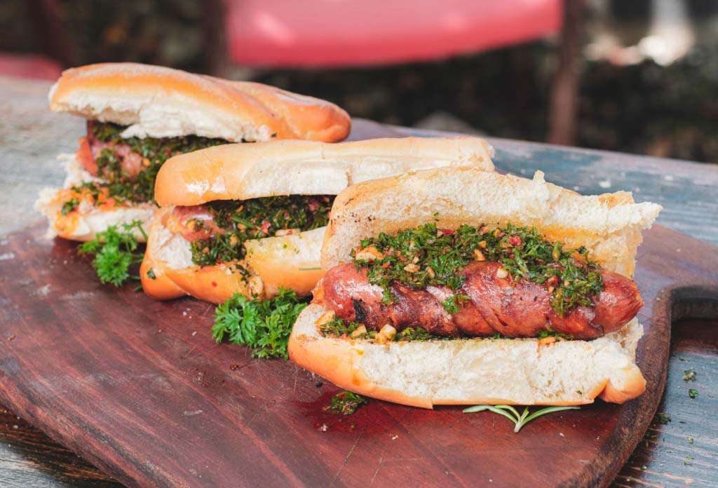 photo d'un sandwich au choripan, l'un des aliments de Street Food à Buenos Aires