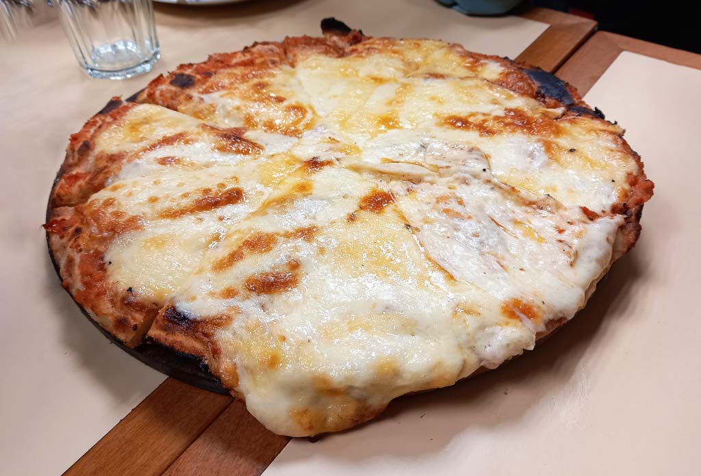 pizza de muzzarella sobre una mesa
