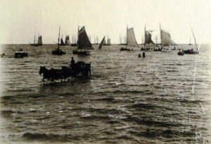 Ancienne photo sépia du Río de la Plata avant la construction de Puerto Madero en 1880. On peut voir l'eau, des bateaux et une charrette qui entre dans l'eau pour chercher des passagers