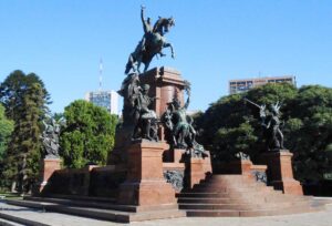 Monument en hommage au général José de San Martín. En haut se trouve la sculpture du militaire à cheval. Ensuite, à différents niveaux, il y a des sculptures allégoriques.
