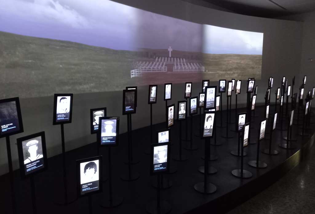 De nombreuses tablettes avec des images de soldats morts aux Malouines
