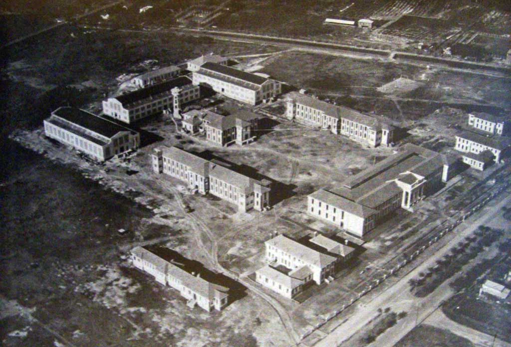 photo aérienne en noir et blanc des bâtiments de l’ESMA
