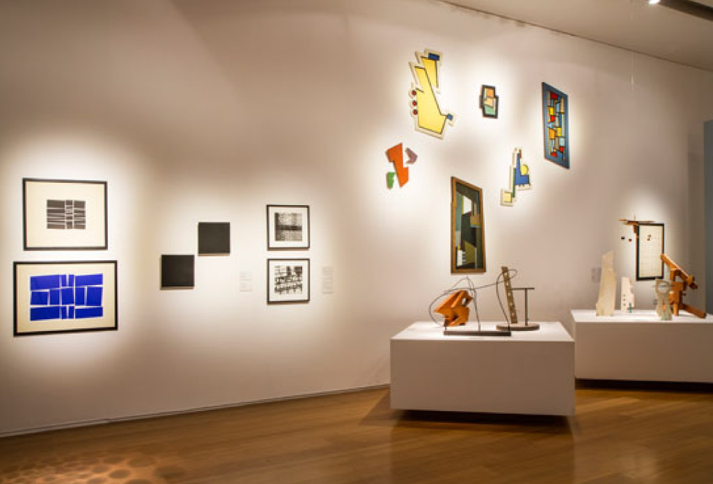 salle d’un musée avec différentes pièces d’art