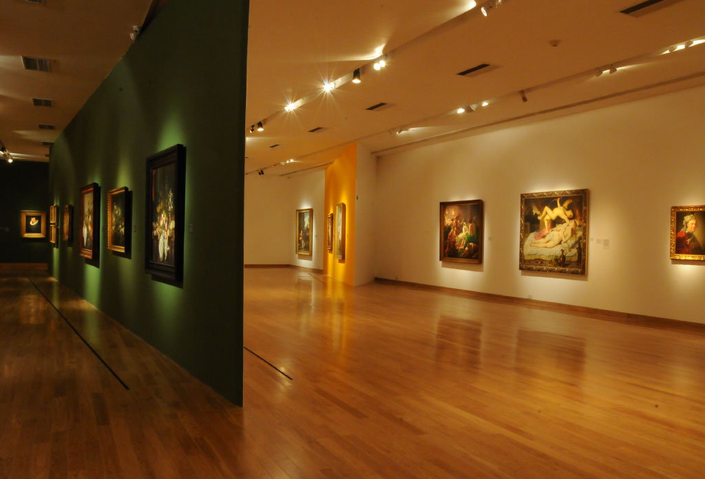 salle du musée des beaux-arts de Buenos Aires avec des tableaux accrochés aux murs