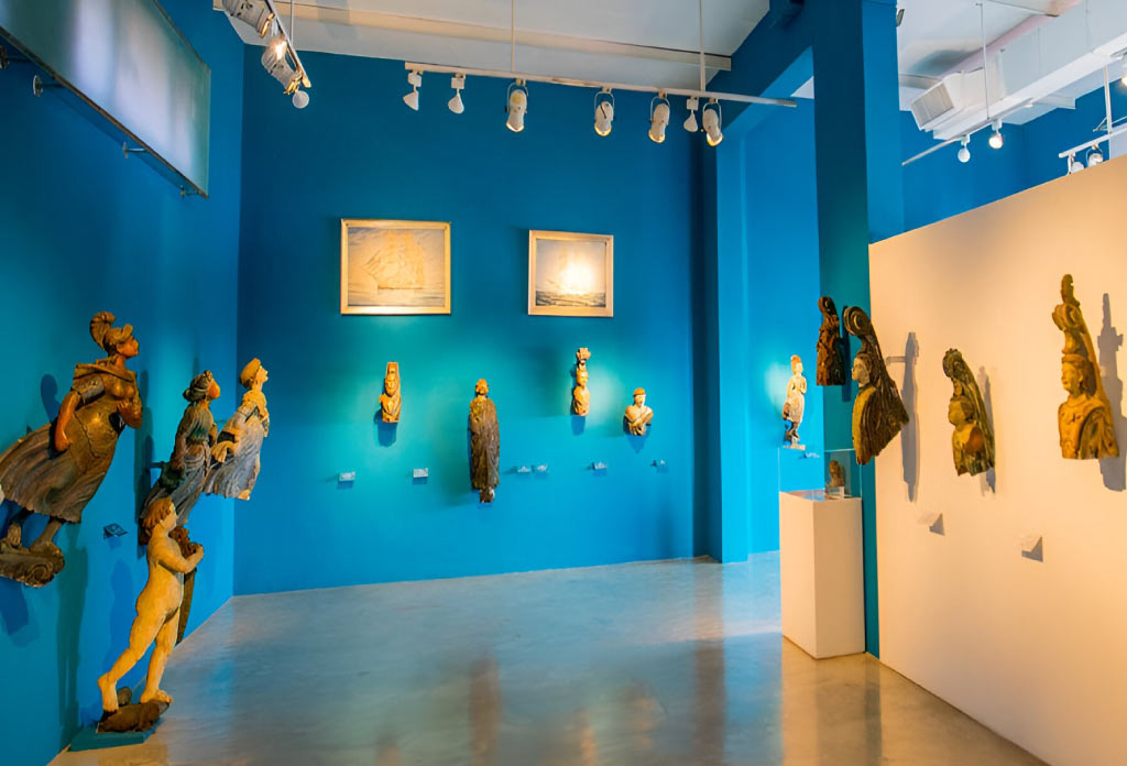 Salle de figures de proue avec plusieurs sculptures accrochées aux murs. C'est l'un des 5 musées d'art incontournables de Buenos Aires