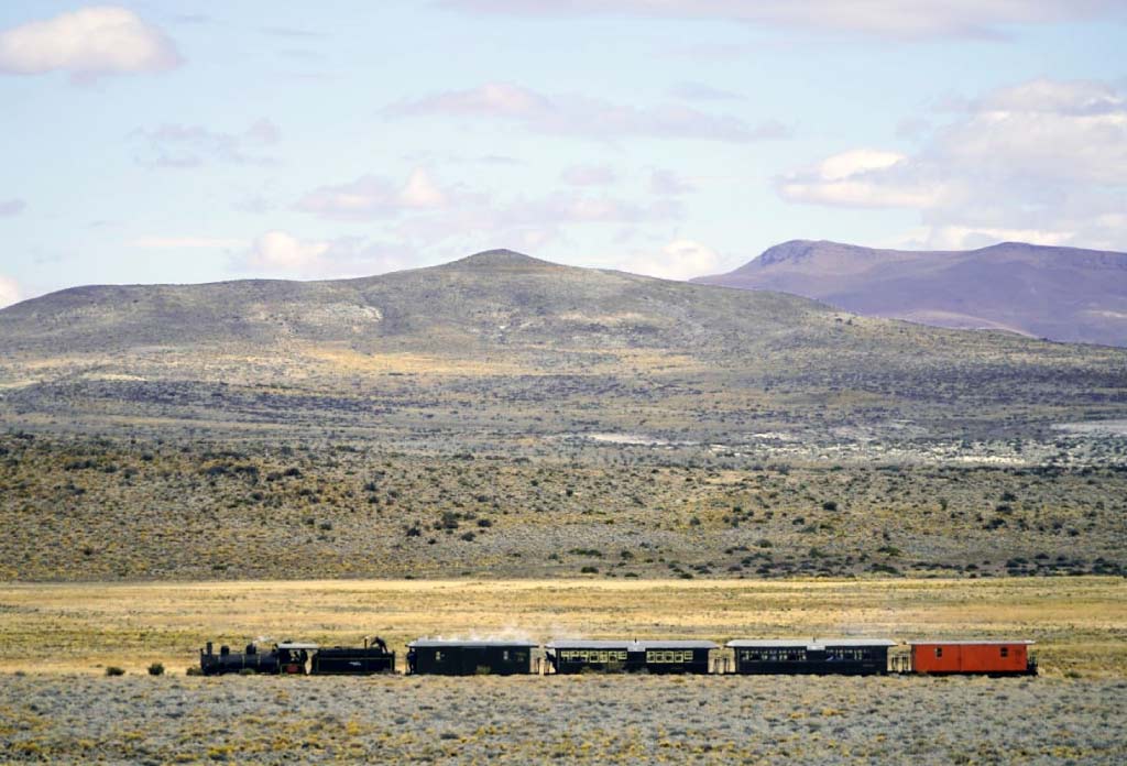 photo aérienne de la steppe de Patagonie et le train La Trochita passant