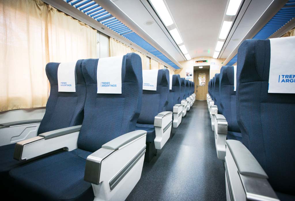 photo de l’intérieur d’un train avec différents sièges