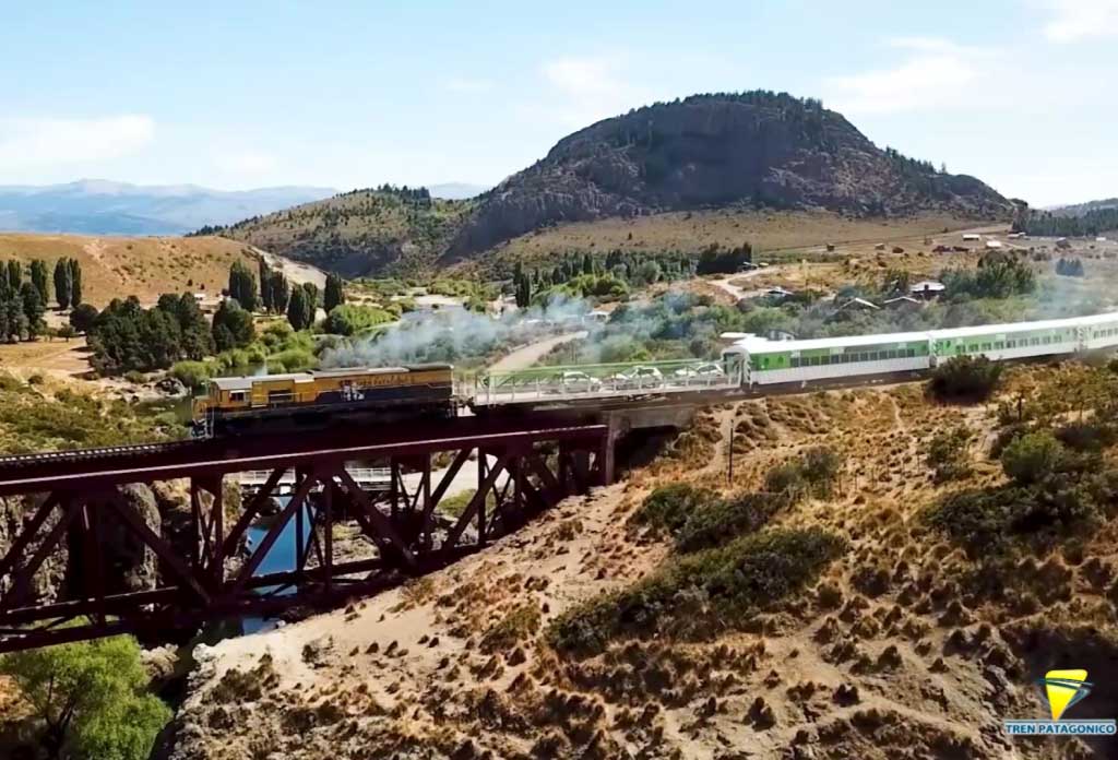 photo aérienne du train patagonien passant par un pont sur la rivière