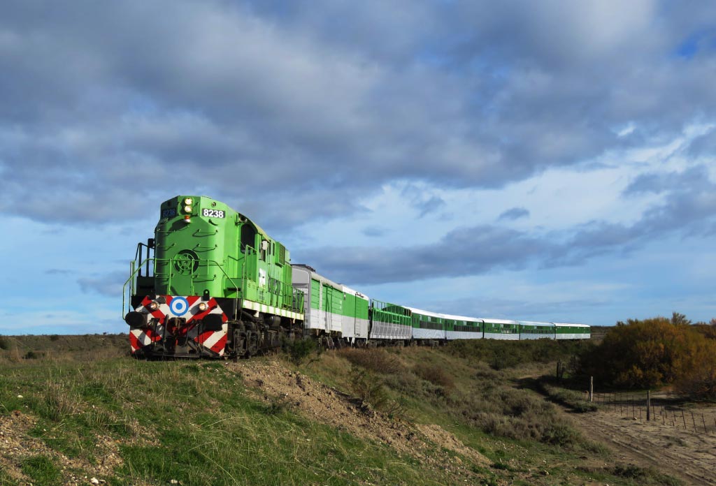 photo aérienne du train patagonique pcon 7 wagons et locomotive
