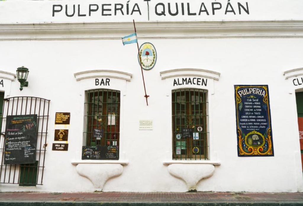 façade d’une maison ancienne qui est aujourd’hui le restaurant Pulperia Quilapan, l’un des 5 Restaurants de Repas Typiques d'Argentine