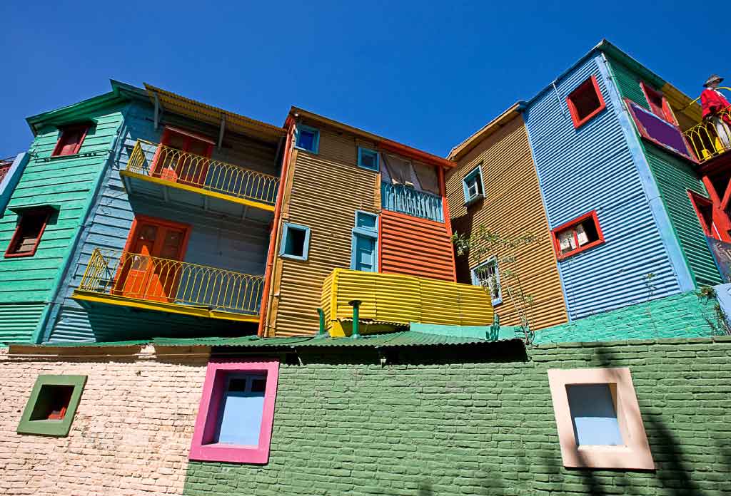 Plusieurs murs de maisons peints de couleurs vives, de même que les toits et les fenêtres. Ils font partie des 5 activités incontournables à Caminito.