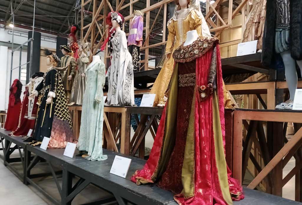 De nombreuses sculptures portent des vêtements issus des œuvres du Théâtre Colón. Les voici à l'exposition Colón Fábrica