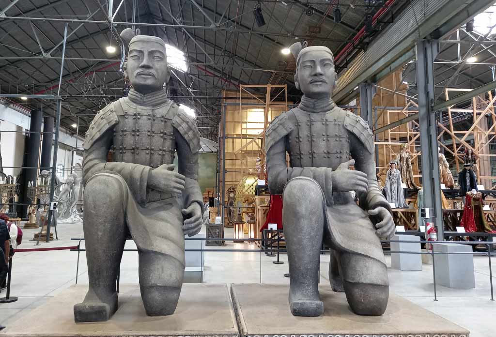 2 grandes sculptures simulant des samouraïs