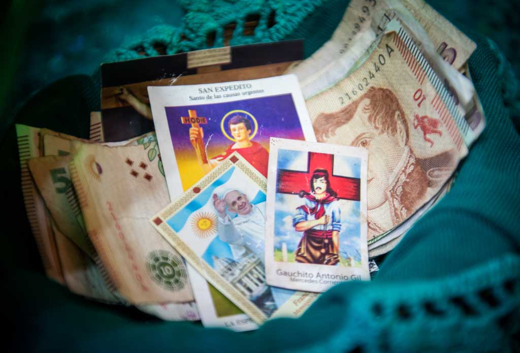 billets et timbres du Gauchito gil, le pape françois et un saint