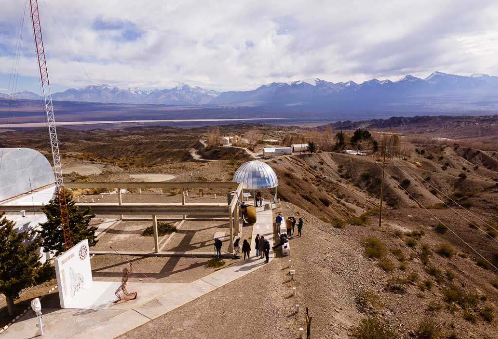 photo aérienne des installations d’un observatoire. fond montagnes enneigées