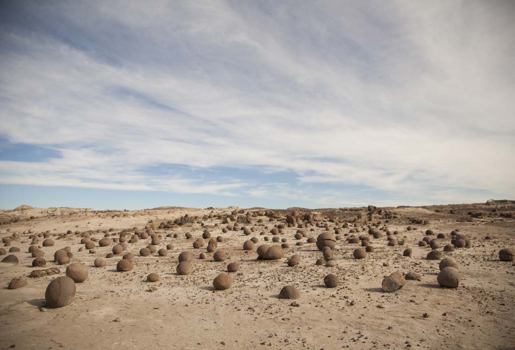 paysage sculpté par le vent dans la vallée de la Lune avec beaucoup de pierres rondes