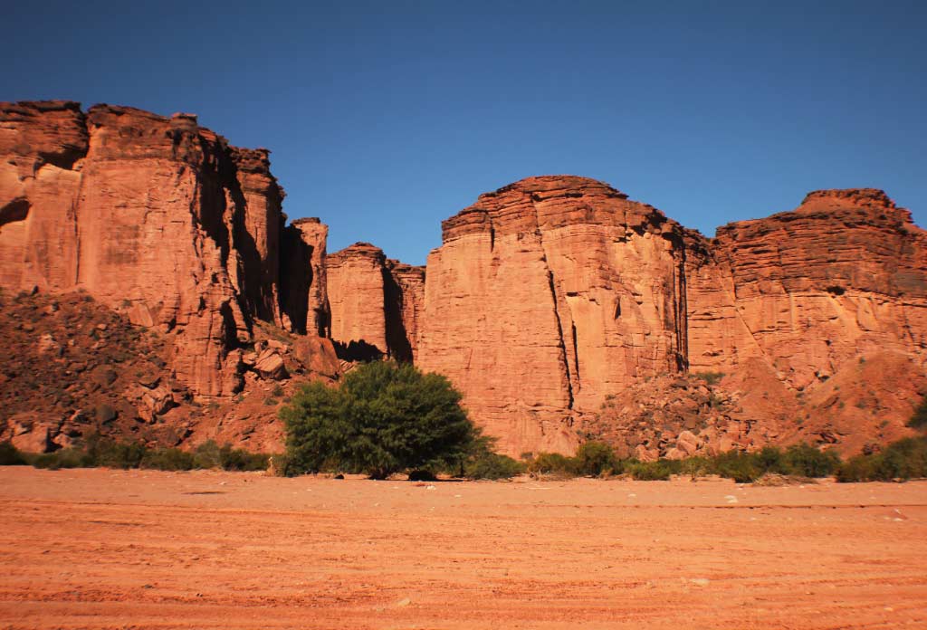 grands et hauts murs de roche rougeâtre dans le parc national Talampaya