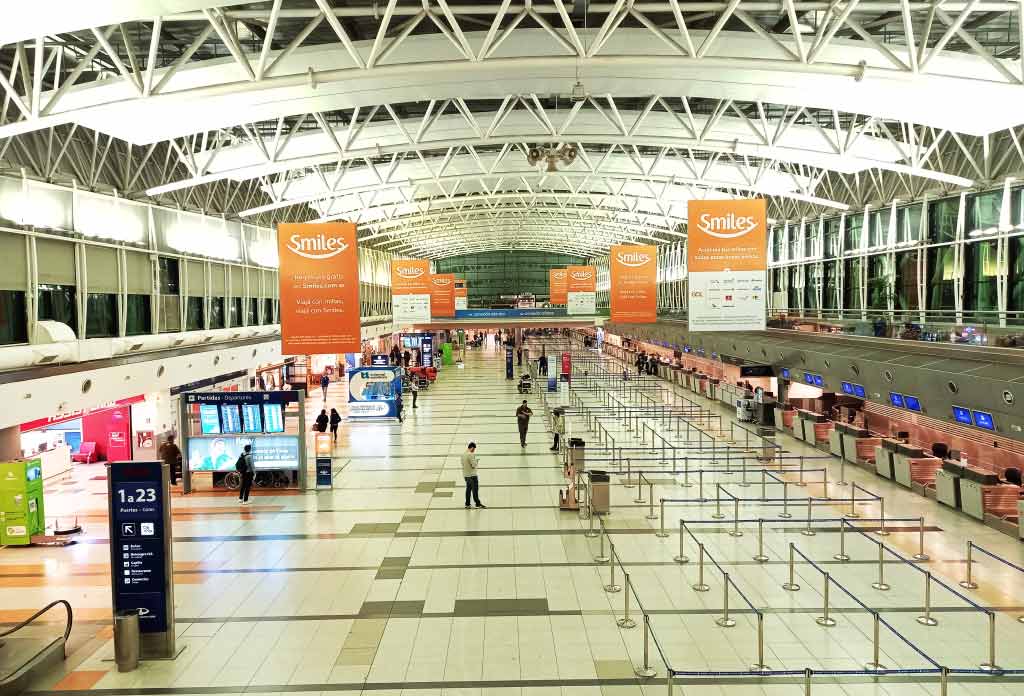 Photo du hall central et de la zone d'enregistrement de l'aéroport d'Ezeiza, faisant partie de l'article comment aller de l'aéroport d'Ezeiza à Buenos Aires