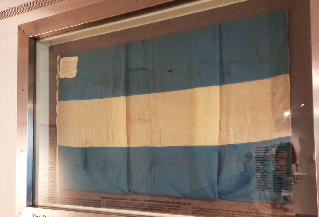 Drapeau argentin encadré dans un cadre avec une vitre devant