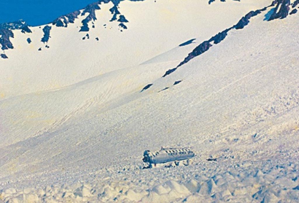 photo aérienne de la vallée des larmes avec le fuselage de l'avion au-dessus de la montagne