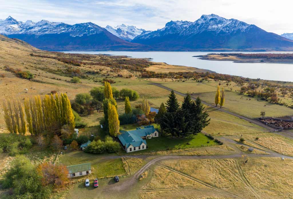 photo aérienne d'un ranch avec lacs et montagnes