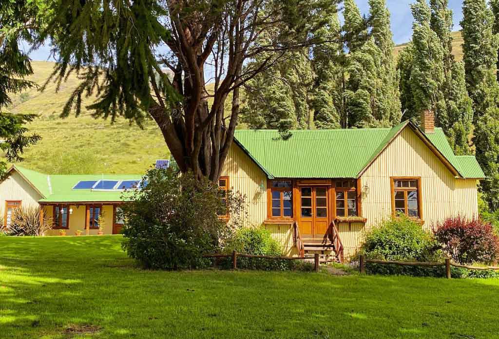 maisons en tôle du ranch Nibepo Aike, un des 3 estancias de la Patagonie dans l'article