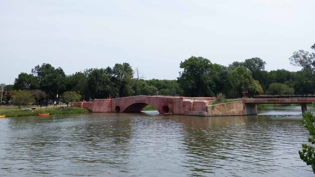 un vieux pont rose sur la rivière