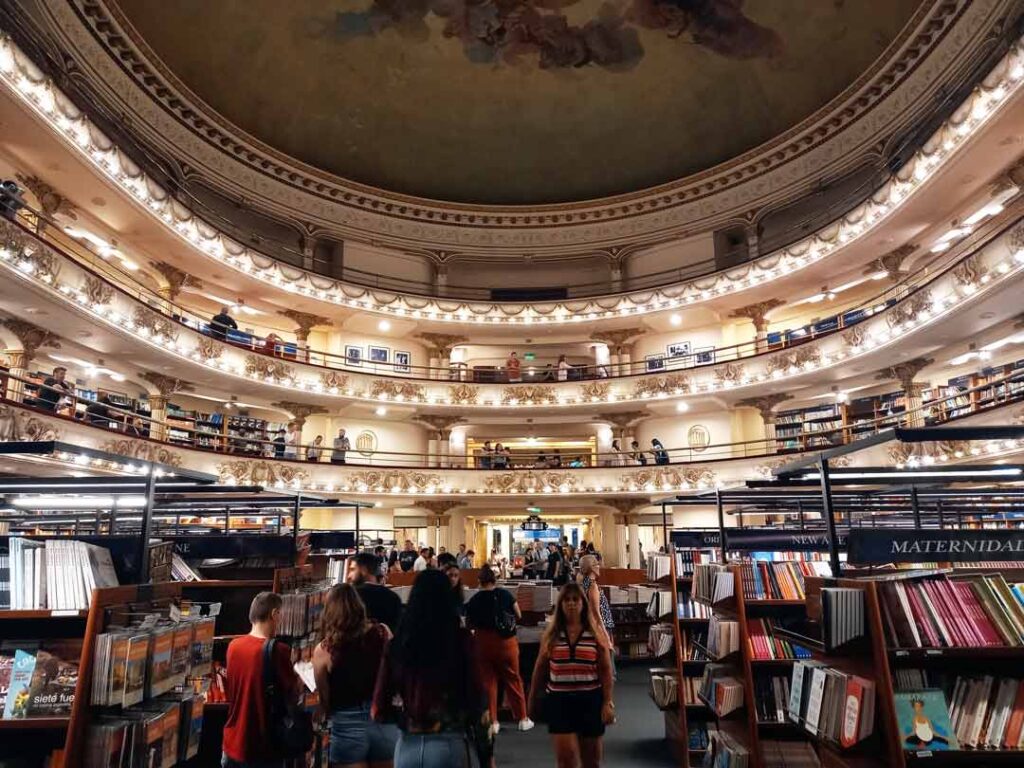 photo de l’intérieur de la Libreria L’Ateneo Grand Splendid, tiré du rez-de-chaussée. On peut voir les différentes commodes avec des livres