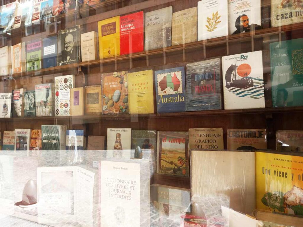 Plusieurs livres exposés dans la vitrine de la plus ancienne librairie de Buenos Aires.