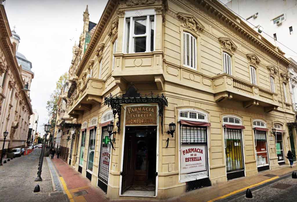 La façade de la Pharmacie La Estrella.