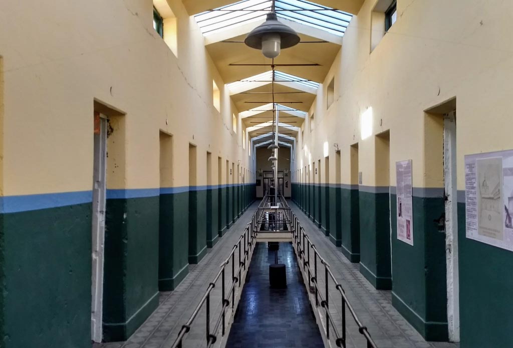 Deux étages internes de la prison d'Ushuaia avec les cellules de chaque côté.