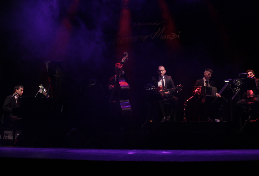 Orchestre de tango sur scène.