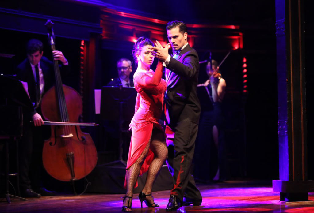 Un couple danse le tango sur une scène.
