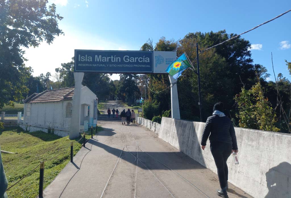 Le sentier d'entrée de l'île avec le portail de bienvenue indiquant "Isla Martín García"