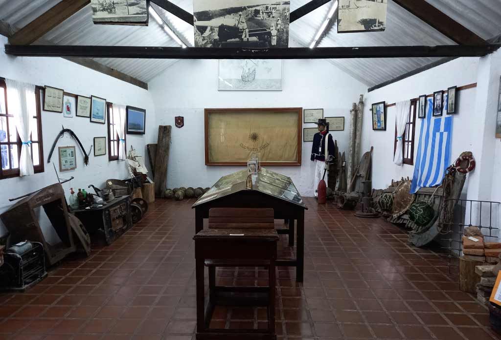 Salle du musée de l'île Martín García avec différents objets exposés