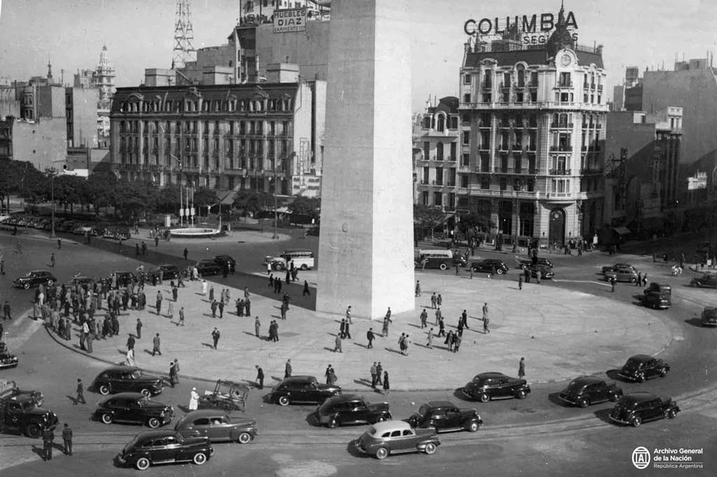 photo de l’obélisque de Buenos Aires avec les gens marchant autour et les voitures circulant aussi