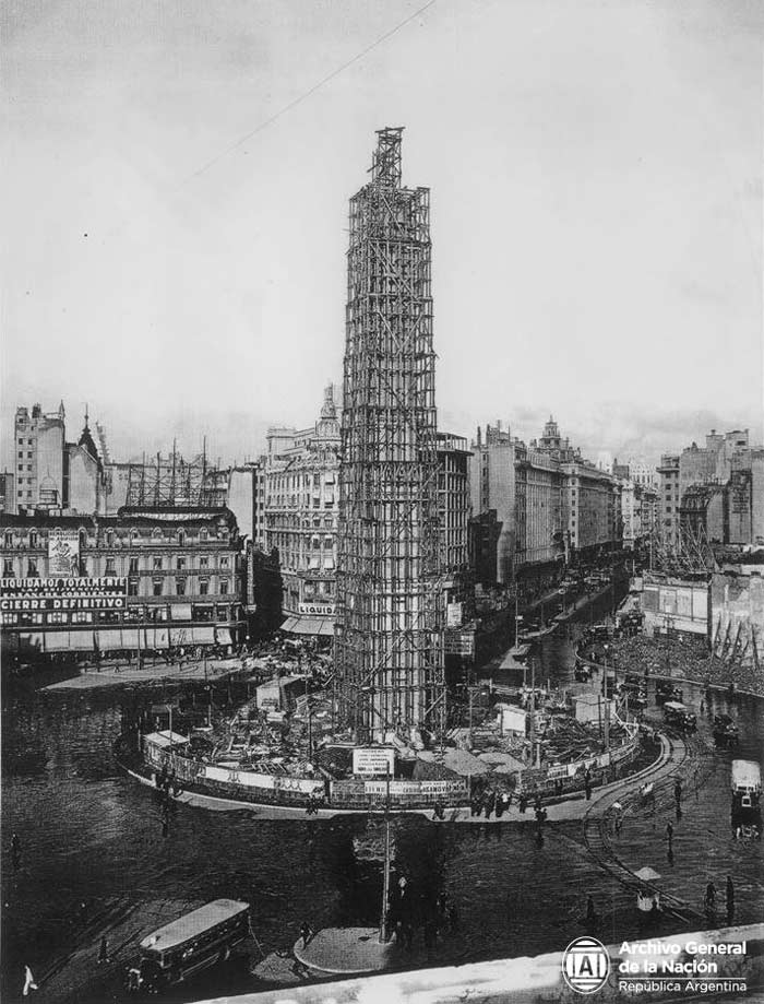 Construction de l’obélisque de Buenos Aires avec une structure autour pour les maçons