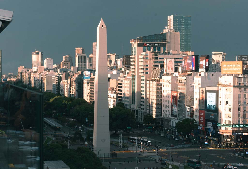 photo aérienne de l’obélisque de Buenos Aires et des bâtiments autour