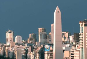 photo aérienne de l’obélisque de Buenos Aires et des bâtiments autour