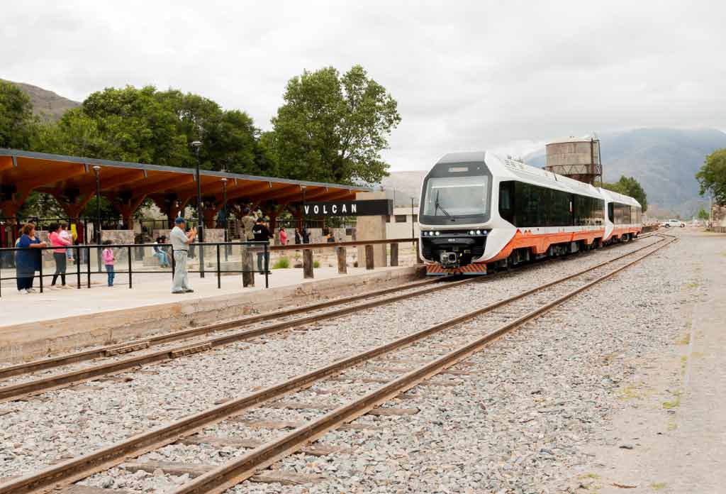 train solaire de la quebrada de humahuaca dans une gare